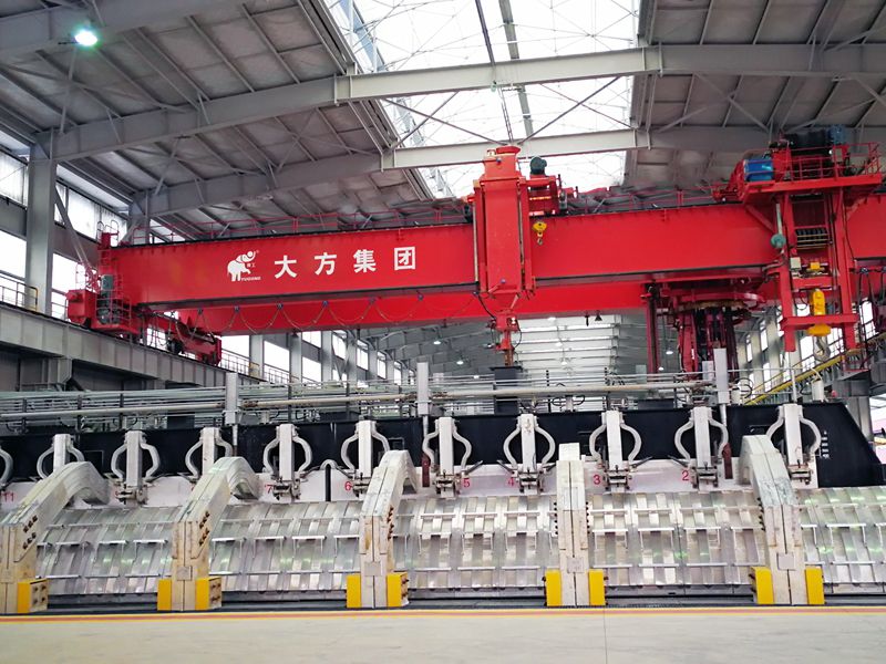 Aluminum electrolysis crane